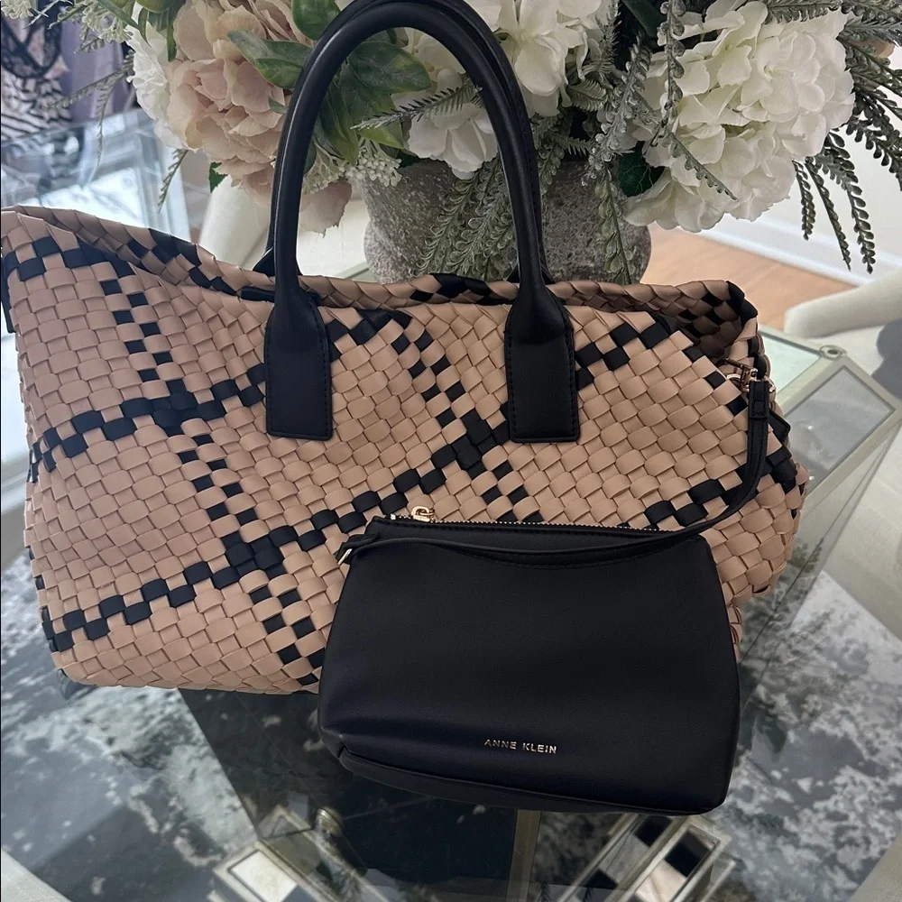 Anna Klein Stylish Tan and Black Woven Handbag